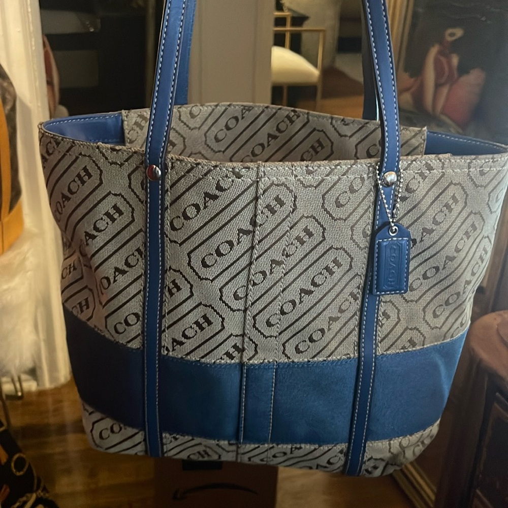 SLIGHTLY USED COACH TOTE IN EXCELLENT CONDITION